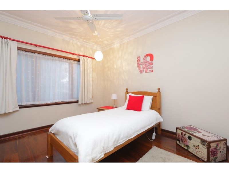 7 Kemmish Cres, Melville WA 6156