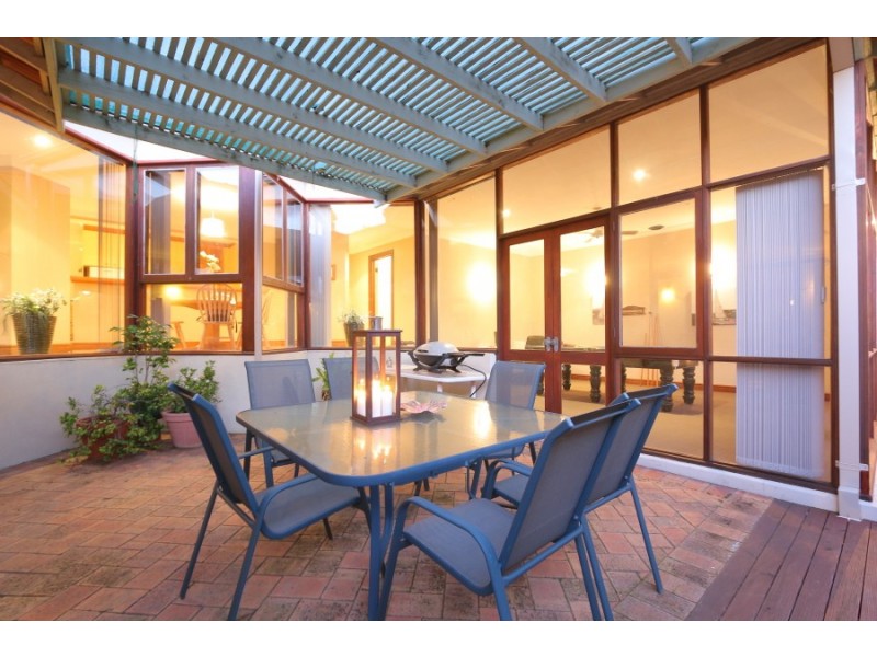 7 Kemmish Cres, Melville WA 6156