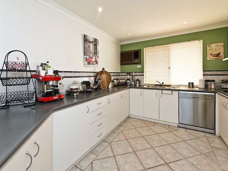 2/4 Cormack Road, Alfred Cove WA 6154