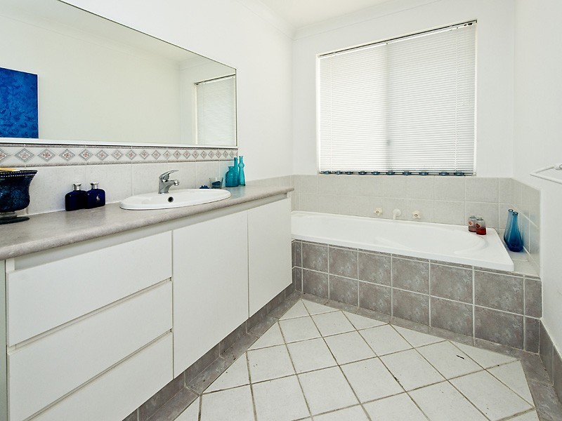 2/4 Cormack Road, Alfred Cove WA 6154