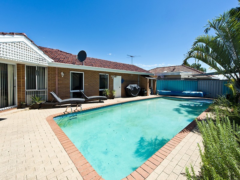 2/4 Cormack Road, Alfred Cove WA 6154