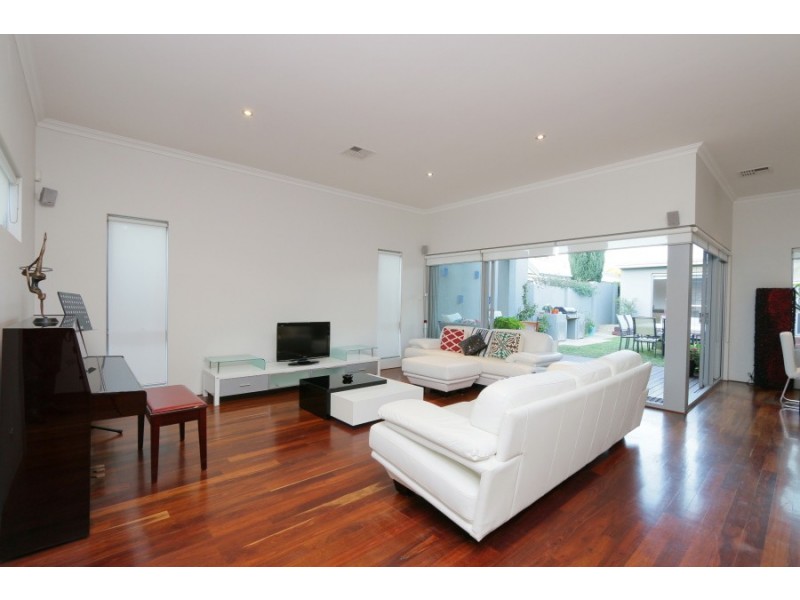 12A Clydesdale  Street, Alfred Cove WA 6154