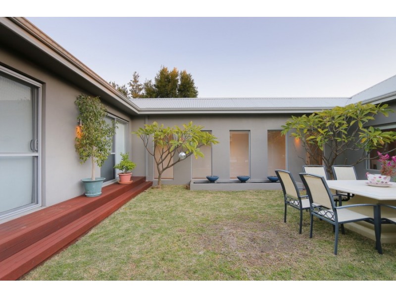 12A Clydesdale  Street, Alfred Cove WA 6154