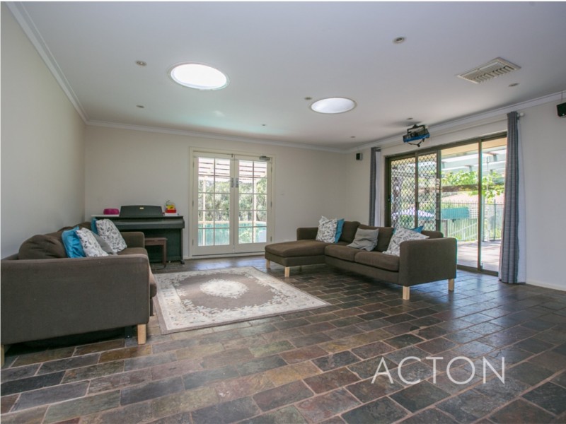 15 Hibbertia Crescent, Riverton WA 6148