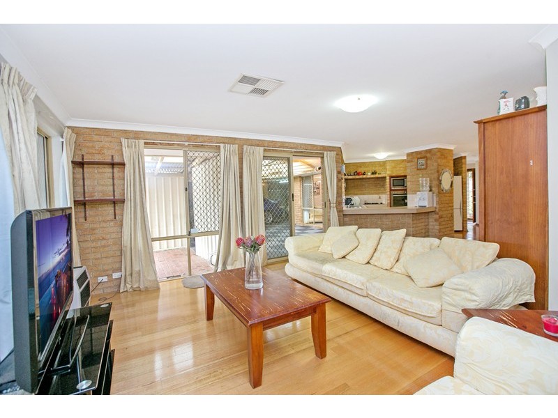 8 Bottlebrush Drive, Thornlie WA 6108