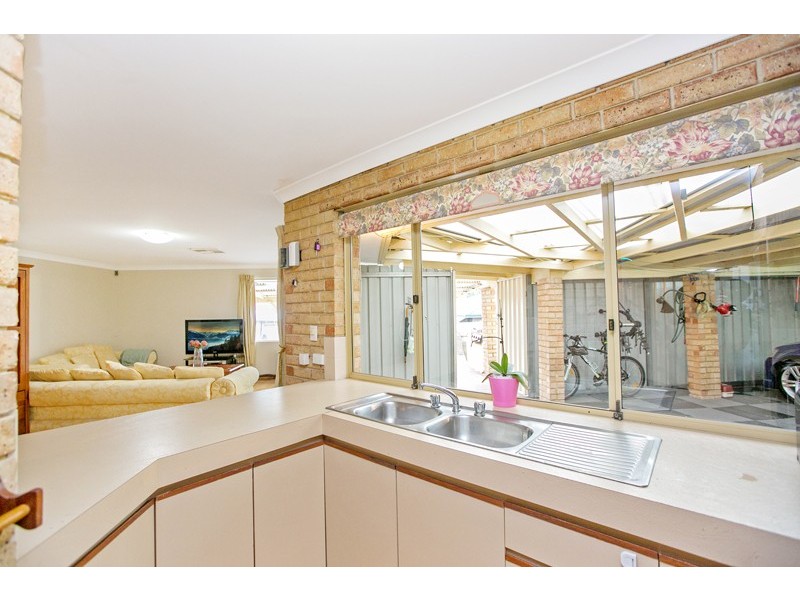 8 Bottlebrush Drive, Thornlie WA 6108