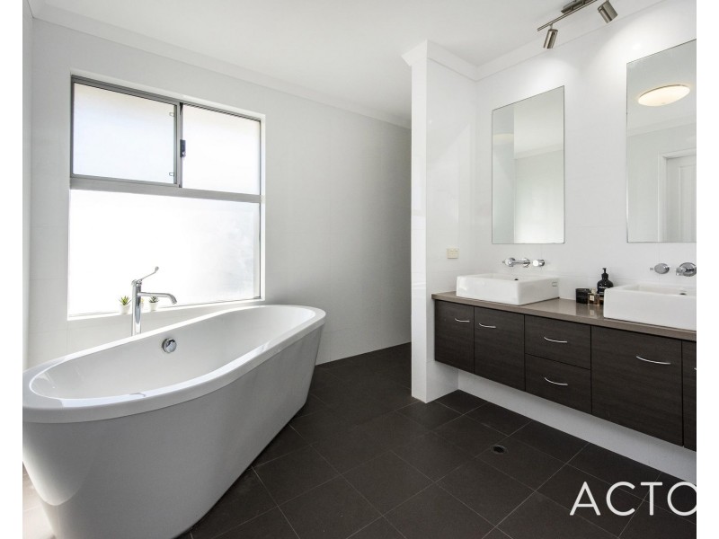 14B Perkins Road, Melville WA 6156