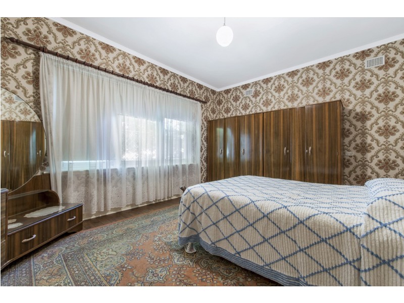 4 collins st, Enfield SA 5085