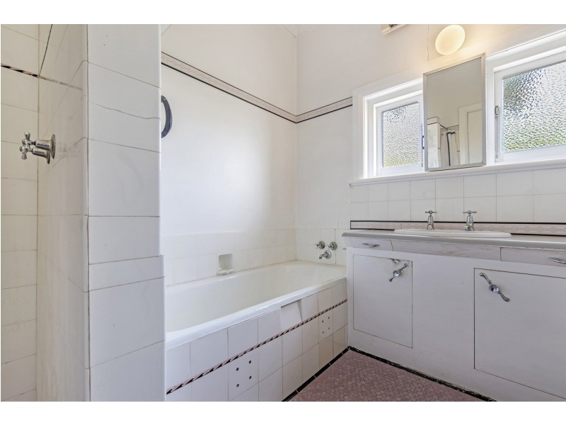 4 collins st, Enfield SA 5085