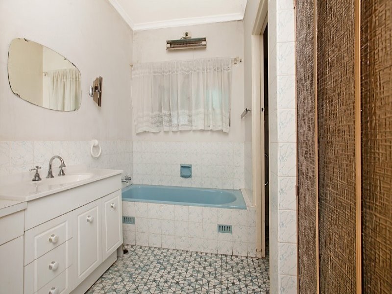 3 Carolan Cresent, Valley View SA 5093