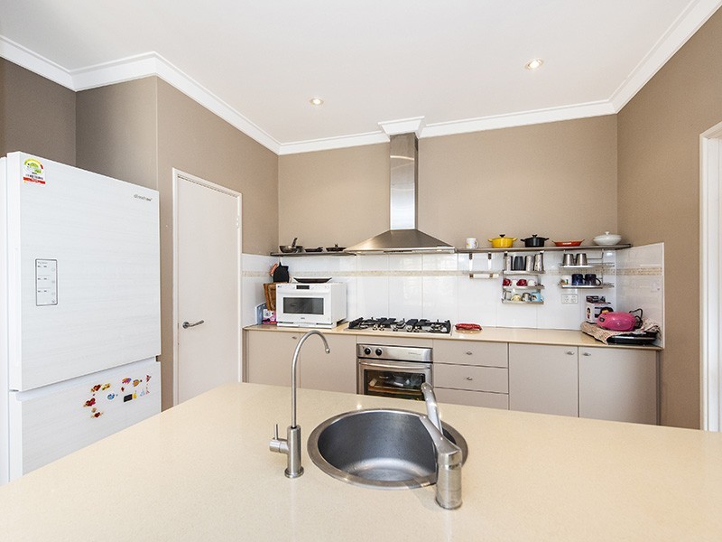 2/121 Fairway, Crawley WA 6009