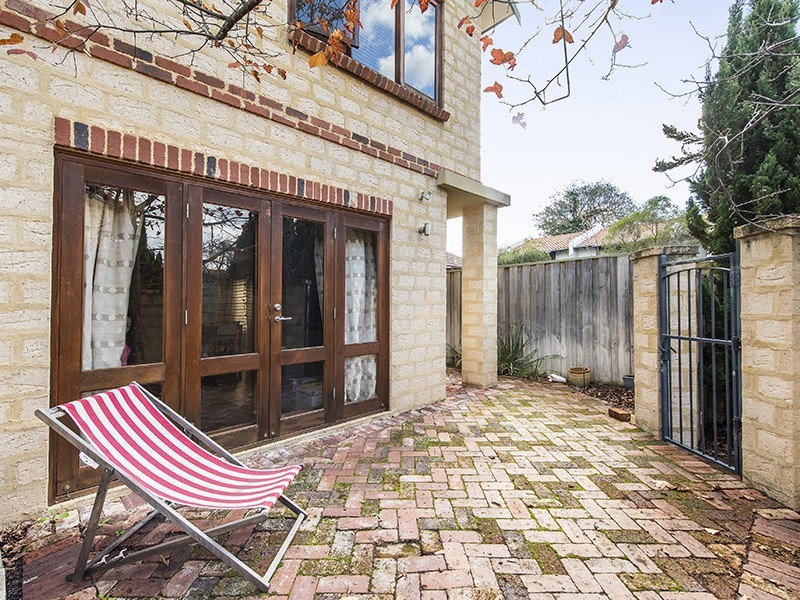 2/121 Fairway, Crawley WA 6009