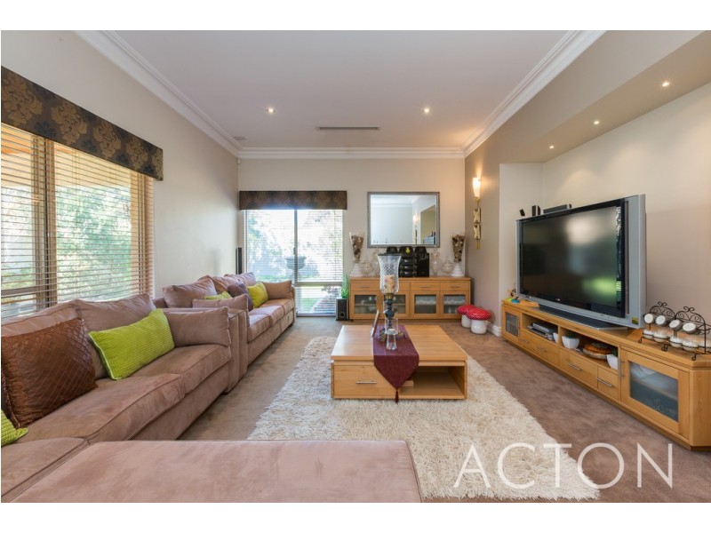 34 Howes Crescent, Dianella WA 6059