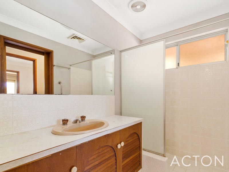 5B Ellerby Street, Glendalough WA 6016