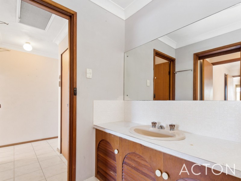 5B Ellerby Street, Glendalough WA 6016