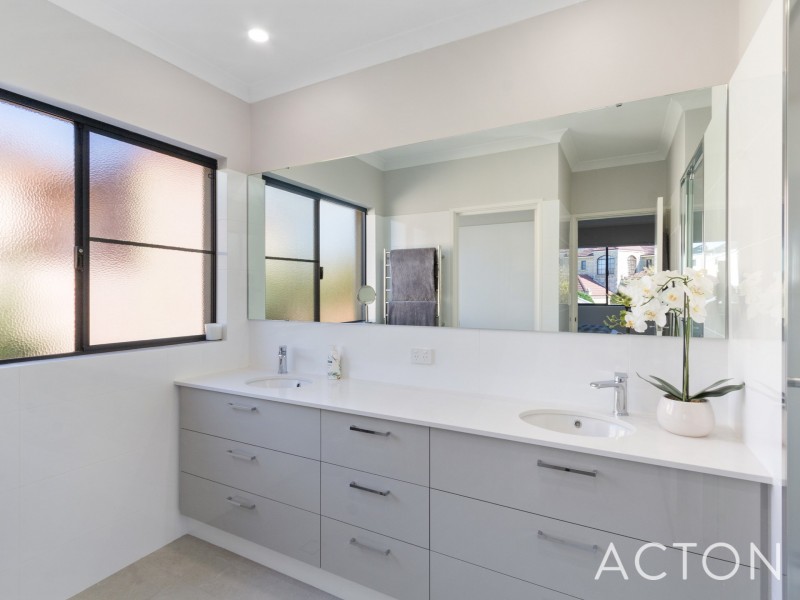 8 Greenberry Close, Mount Claremont WA 6010