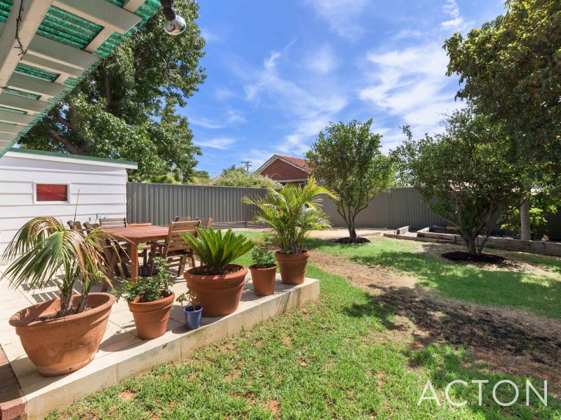 18 Holmes Place, Hilton WA 6163