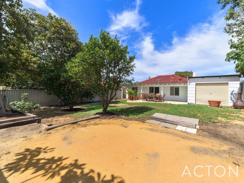 18 Holmes Place, Hilton WA 6163