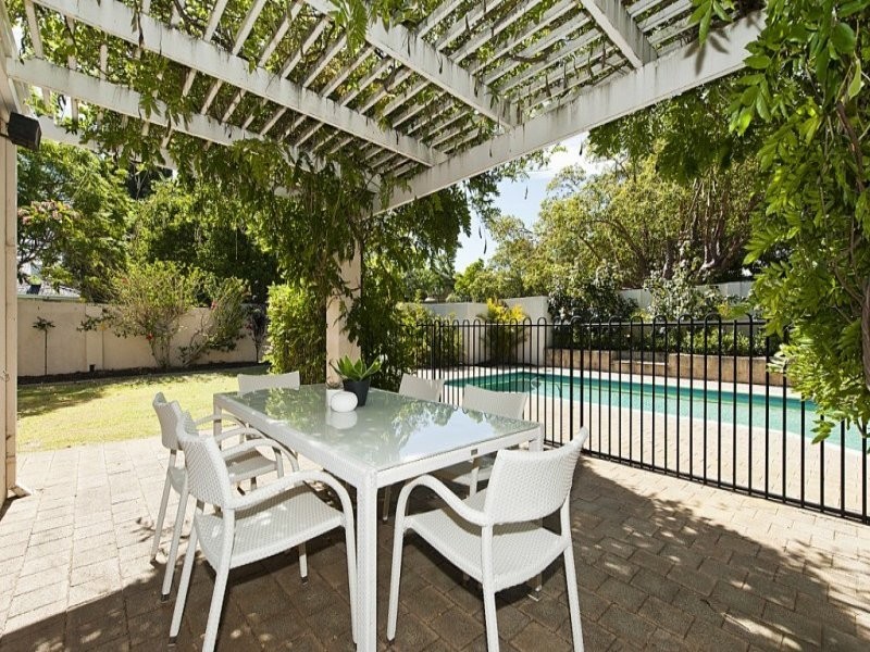 8 Viking Road, Dalkeith WA 6009