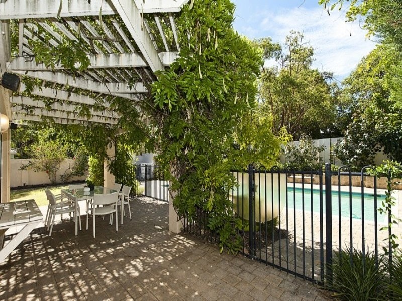 8 Viking Road, Dalkeith WA 6009