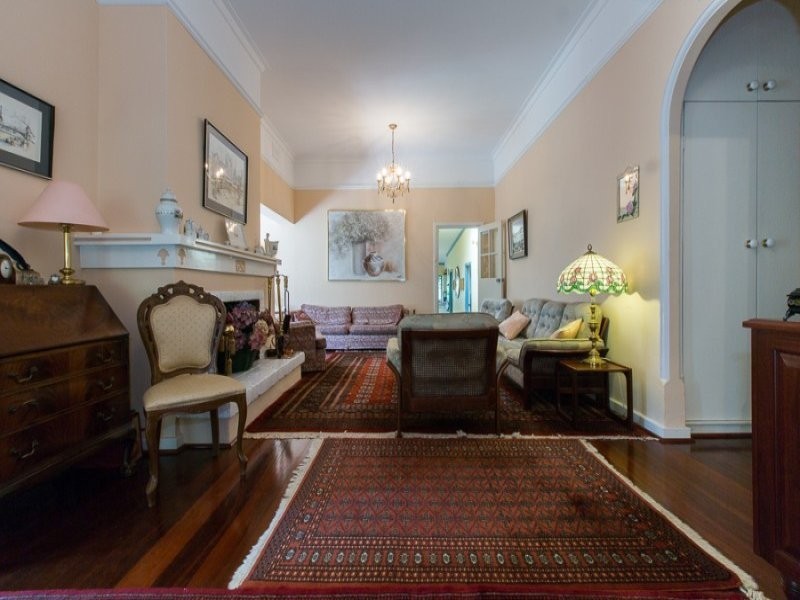 4 Hobbs Avenue, Dalkeith WA 6009