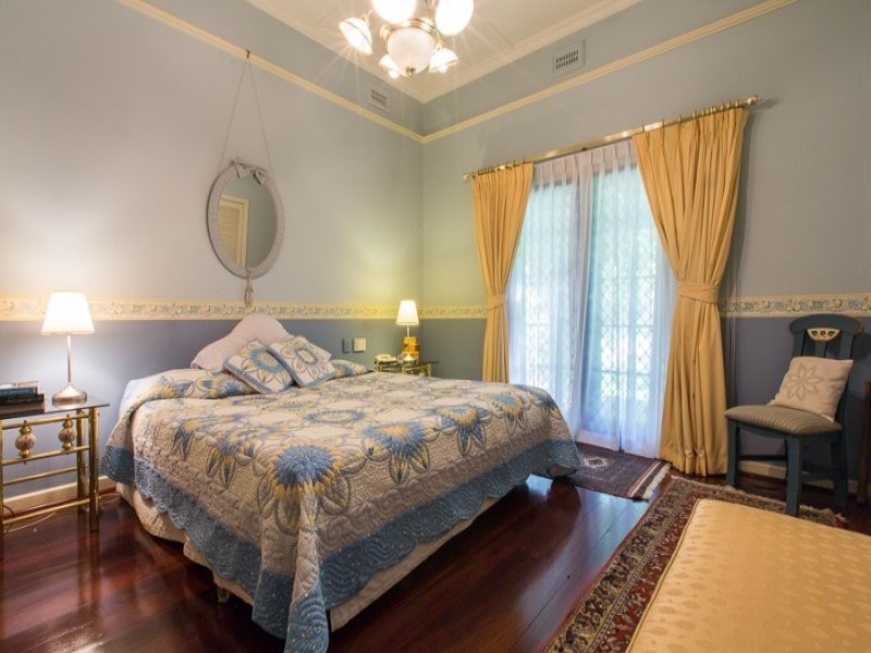 4 Hobbs Avenue, Dalkeith WA 6009