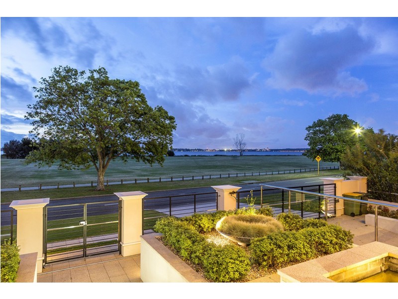 33 Dunkley Avenue, Applecross WA 6153