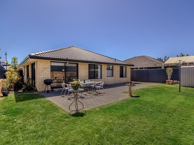 4 Peach Way, Byford WA 6122