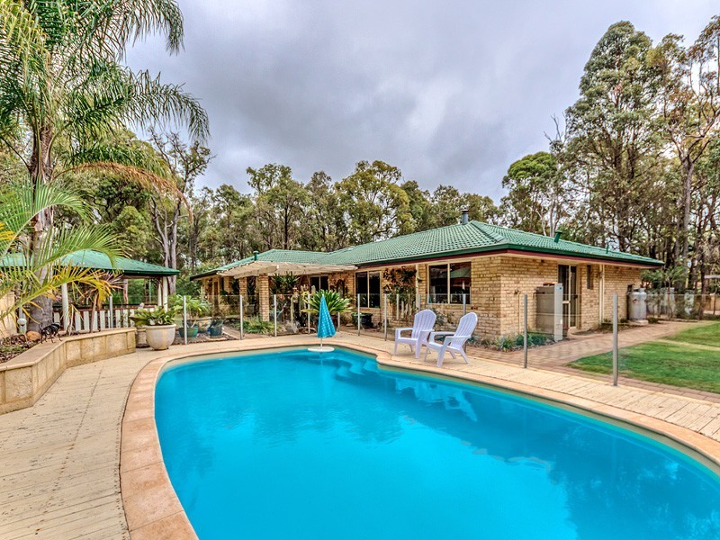 24 Raeburn Road, Roleystone WA 6111