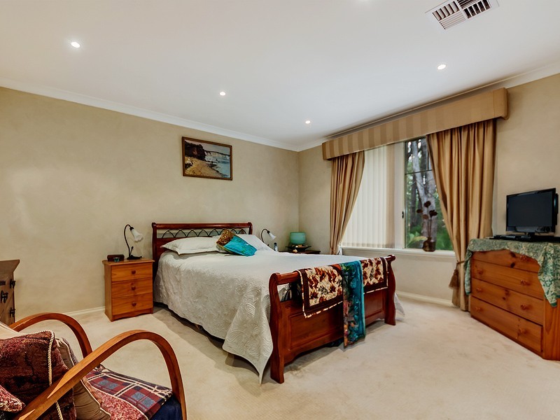 24 Raeburn Road, Roleystone WA 6111