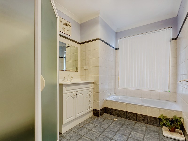 24 Raeburn Road, Roleystone WA 6111