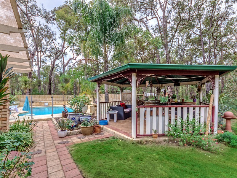 24 Raeburn Road, Roleystone WA 6111