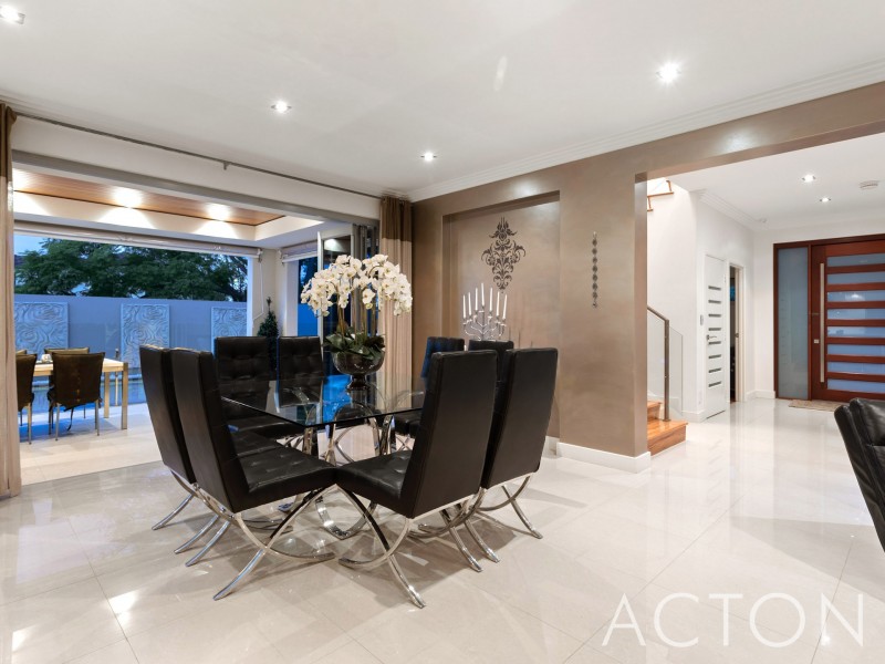 11 Letchworth Centre Avenue, Salter Point WA 6152