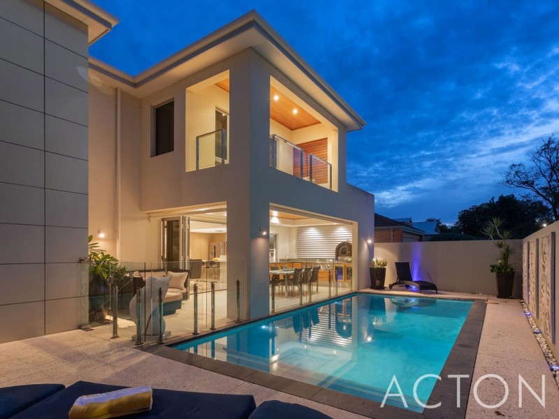 11 Letchworth Centre Avenue, Salter Point WA 6152