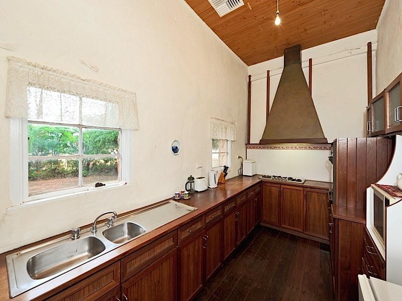 11 South Street, York WA 6302