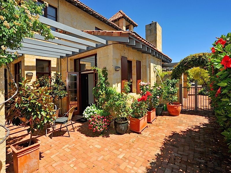 8B James Road, Swanbourne WA 6010