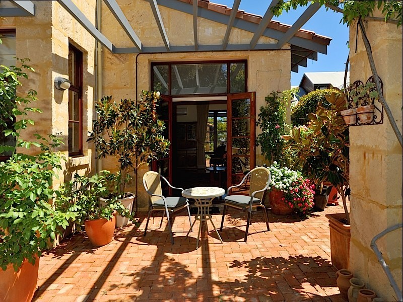 8B James Road, Swanbourne WA 6010