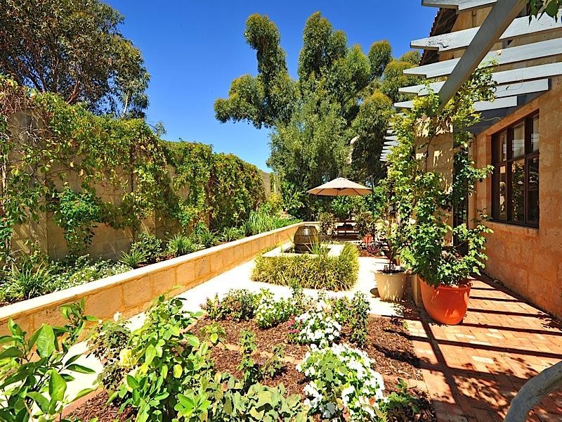 8B James Road, Swanbourne WA 6010