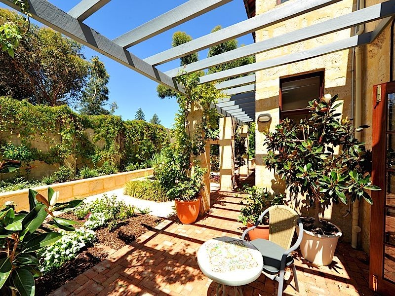 8B James Road, Swanbourne WA 6010