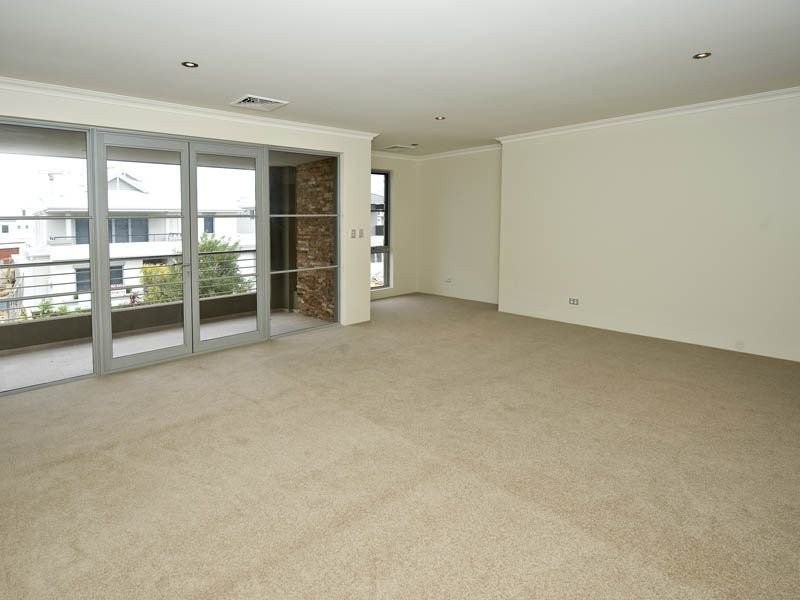 7 Barrow Crescent, North Coogee WA 6163