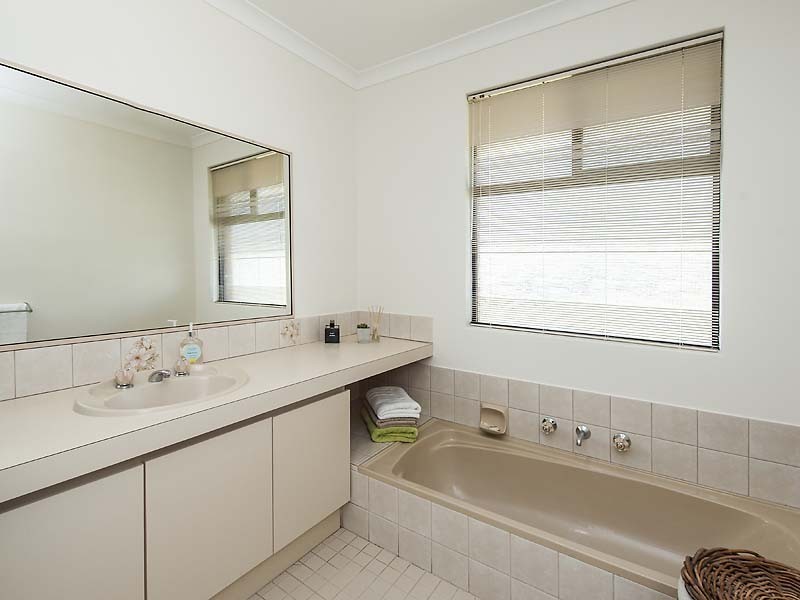 35 Frayne Place, Wandi WA 6167
