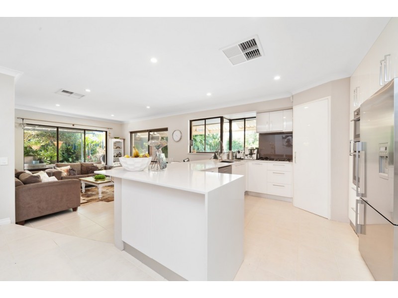 8 Chestnut Place, South Lake WA 6164