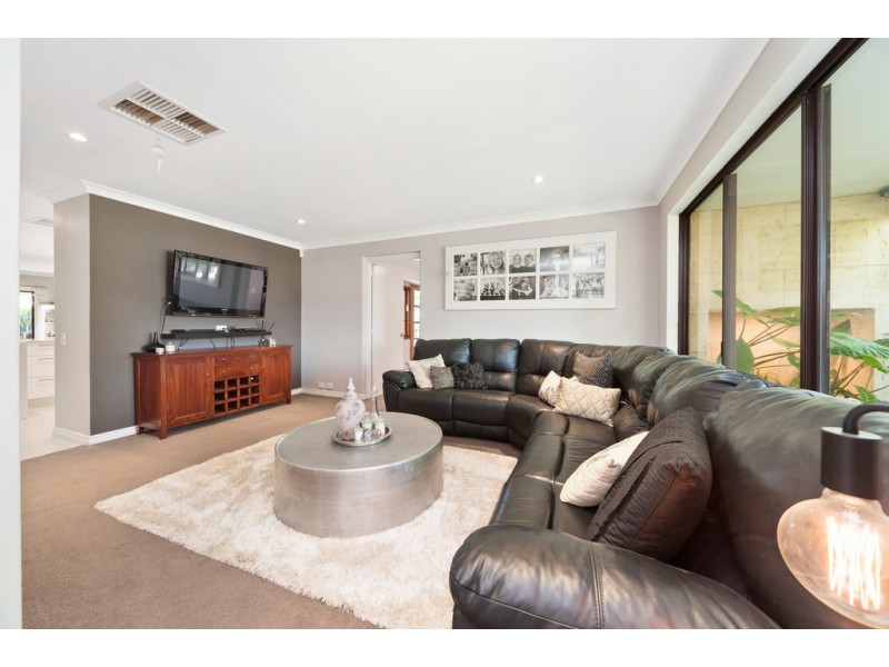 8 Chestnut Place, South Lake WA 6164