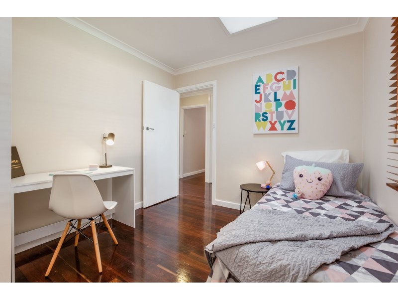 9 Canham Way, Orelia WA 6167