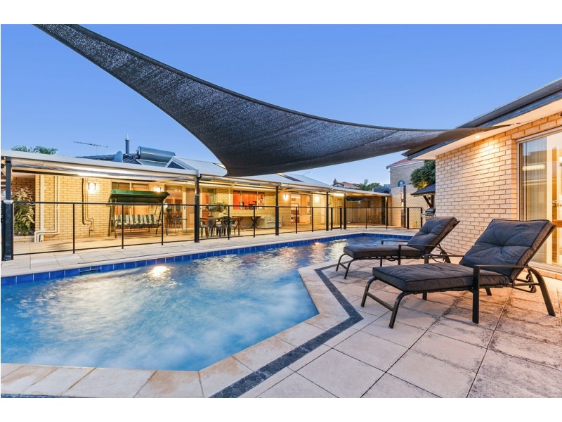 8 Rhodes Rise, Coogee WA 6166