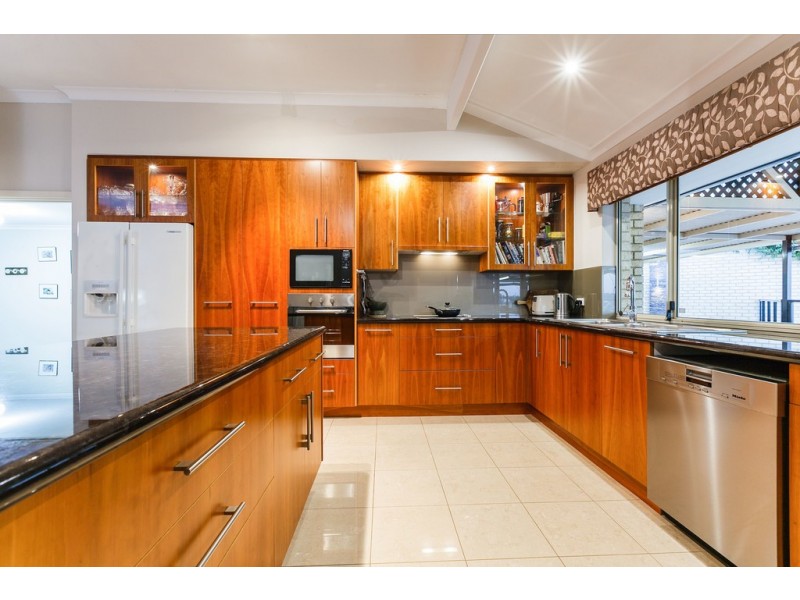 8 Rhodes Rise, Coogee WA 6166