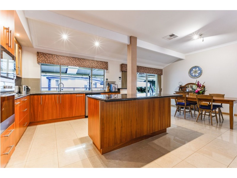 8 Rhodes Rise, Coogee WA 6166