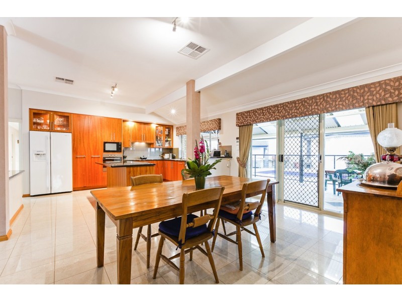 8 Rhodes Rise, Coogee WA 6166