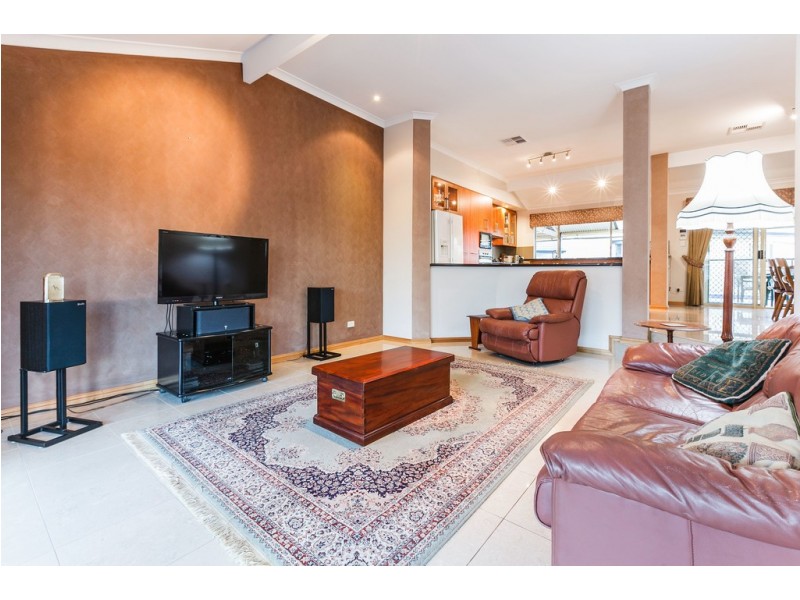 8 Rhodes Rise, Coogee WA 6166