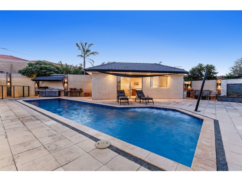 8 Rhodes Rise, Coogee WA 6166